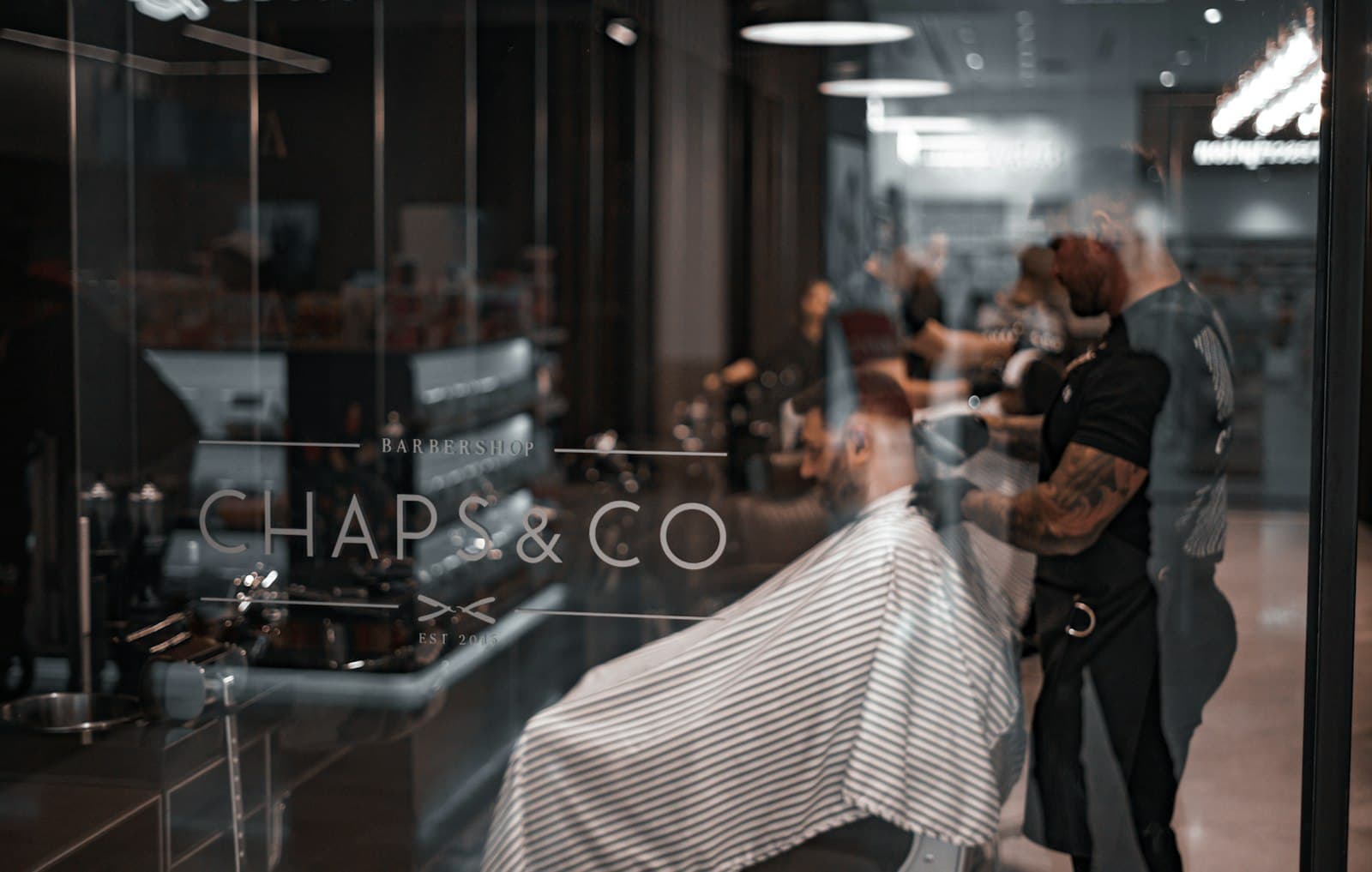 Fachada e interior de la barbería Chaps & Co