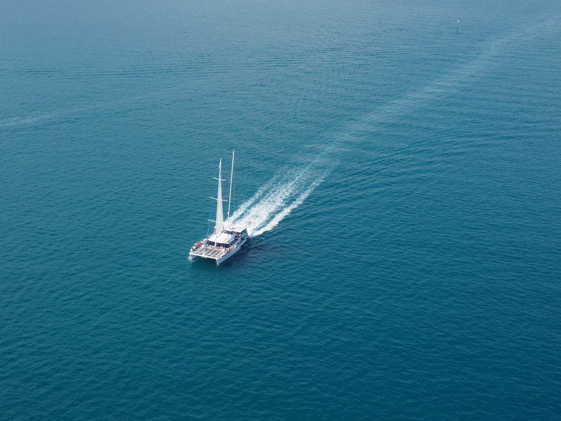 Velero navegando en mar abierto, imagen de referencia